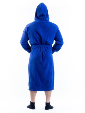 Arkadan bornozlu bir adam izole edilmiş beyaz bir arka planda. Stüdyoda tam gelişimle çekilmiştir..