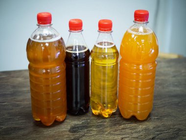 Arka planda plastik soda şişeleri var. düz görünüm
