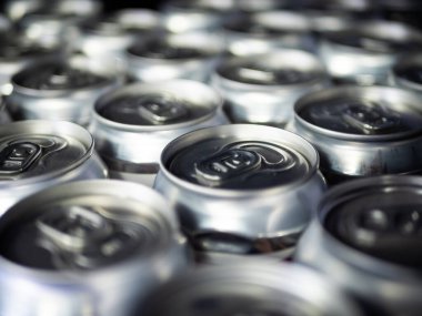 Alüminyum soda kutuları. Yukarıdan görünüm