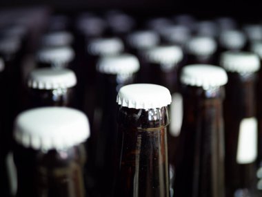 Arka planda cam soda şişeleri var. en üstteki görünüm