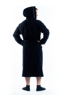 Arkadan bornozlu bir adam izole edilmiş beyaz bir arka planda. Stüdyoda tam gelişimle çekilmiştir..