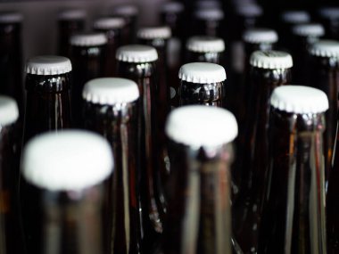 Arka planda cam soda şişeleri var. en üstteki görünüm