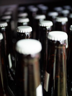 Arka planda cam soda şişeleri var. en üstteki görünüm