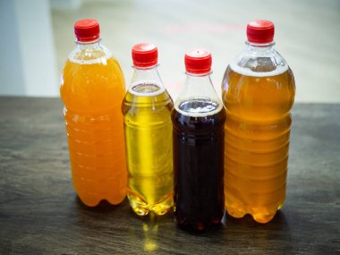 Arka planda plastik soda şişeleri var. düz görünüm