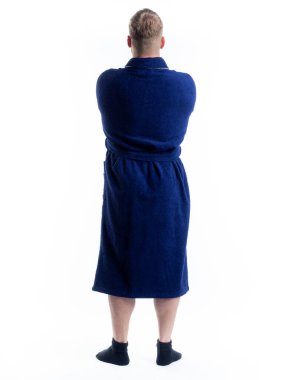 Arkadan bornozlu bir adam izole edilmiş beyaz bir arka planda. Stüdyoda tam gelişimle çekilmiştir..