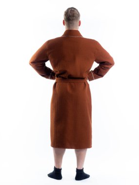 Arkadan bornozlu bir adam izole edilmiş beyaz bir arka planda. Stüdyoda tam gelişimle çekilmiştir..