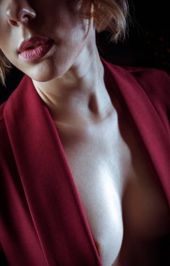 Fotoğraf stüdyosunda siyah arka planda poz veren bir kız