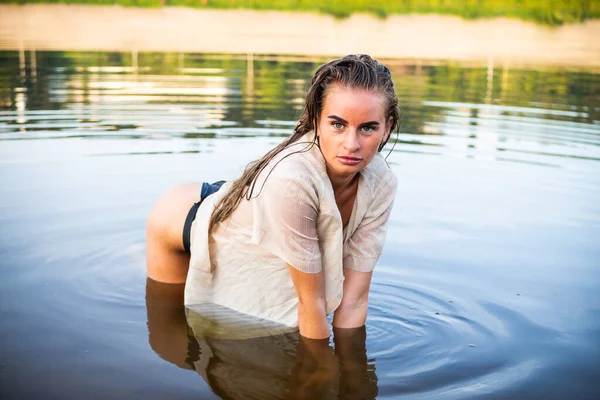 Uma Bela Modelo Morena Uma Camisa Molhada Posando Areia Frente — Fotografia de Stock