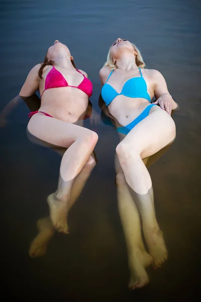 Két Fiatal Gyönyörű Testekkel Bikiniben Kék Rózsaszín Fürdőruha Vízben — Stock Fotó