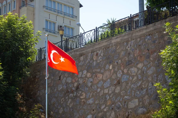 Die Wehende Fahne Der Türkei Auf Der Straße Der Stadt — Stockfoto