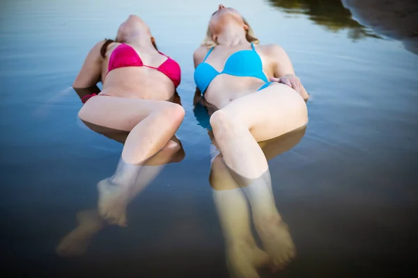 Frontansicht Zweier Junger Frauen Mit Schönen Körpern Bikini Blauer Und — Stockfoto