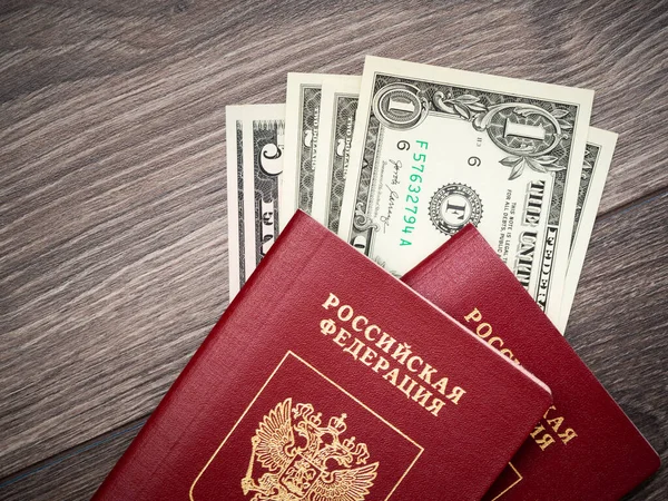 Zagraniczny Paszport Dolary Drewnianym Tle Zdjęcia Dokumentów Banknotów — Zdjęcie stockowe