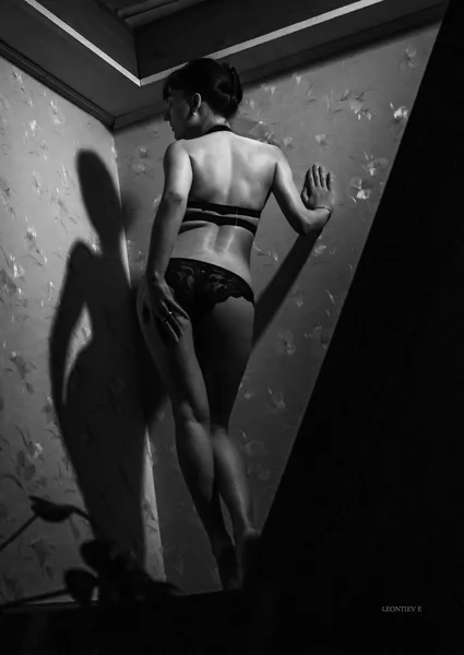 Kadın iç çamaşırı merdivenlerde kız — Stok fotoğraf
