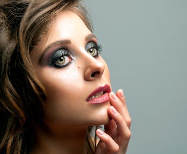 Güzel bir kızın portresi.