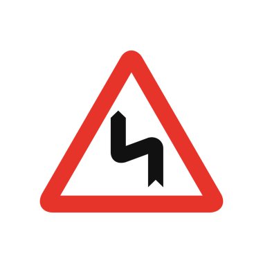 Beyaz ve kırmızı üçgen trafik sinyali, beyaz arka planda izole edilmiş. Sol ters bükülme uyarısı