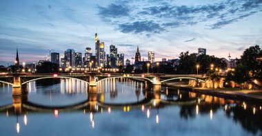 Mavi saatte Frankfurt 'ta.