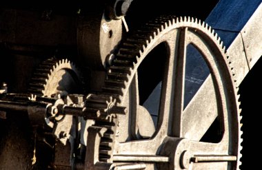 Eski bir liman vincinin dişlileri ve dişlileri