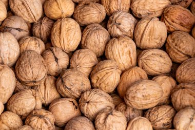 Bir markette organik ceviz yığını. 