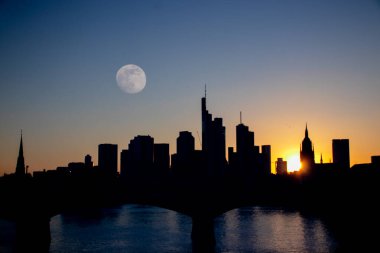 Frankfurt 'ta dolunay var.