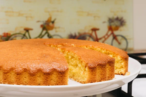 Slanke cake met oranje schil en SAP van sinaasappel. Rechtenvrije Stockafbeeldingen