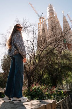 Barcelona 'da Sagrada Familia' nın önünde duran genç kadın.