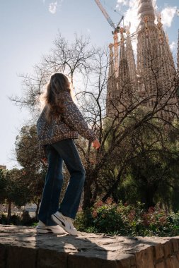 Barcelona 'da Sagrada Familia' nın önünde duran genç kadın.