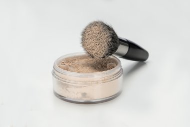 Makyaj tozu ve fırça beyaza izole edilmiş.
