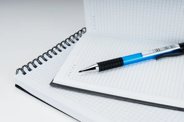 Boş spiral defter: Not defteri ve kalem beyaz arka plan üzerinde