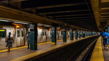 İnsanlar New York City metro