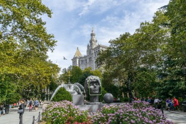 Aşağı Manhattan New York City Hall Park'ta heykeli.