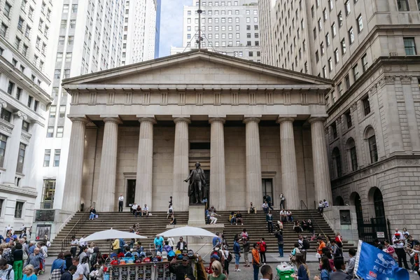 Federal Hall New York'ta Washington heykeli ile