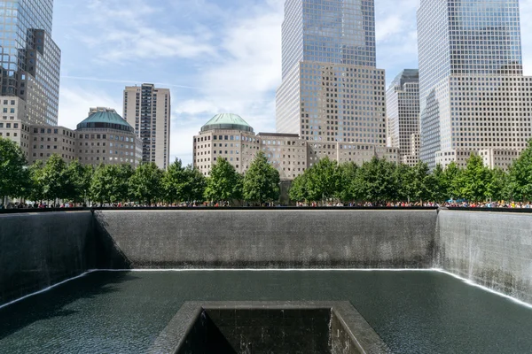 Özgürlük Kulesi ve 9/11 Anıtı yakın kişi