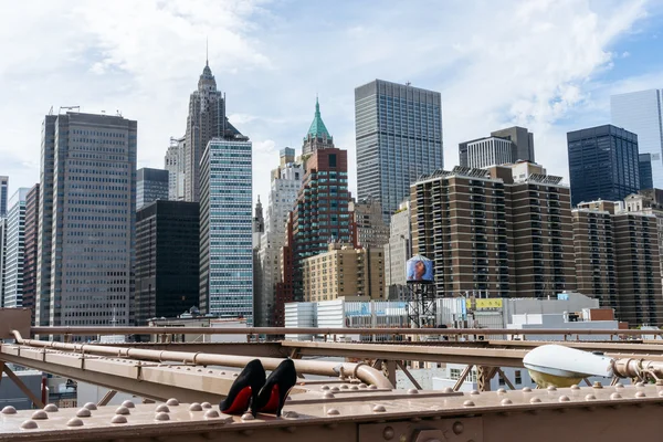 Blick auf Wolkenkratzer von der Brooklyn Bridge, Downtown, New York. — Stockfoto