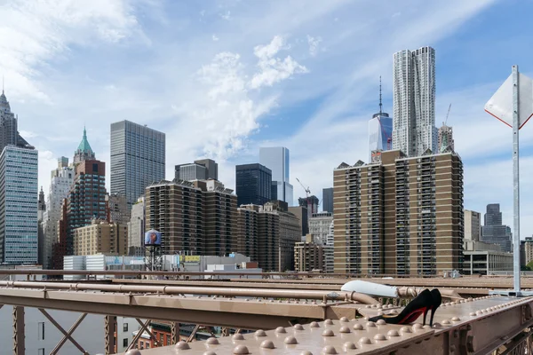 Brooklyn Köprüsü, şehir, New York gökdelen görünümünü. — Stok fotoğraf