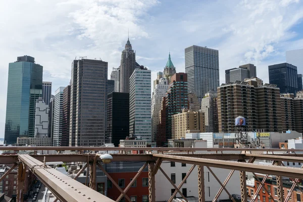 Brooklyn Köprüsü, şehir, New York gökdelen görünümünü. — Stok fotoğraf