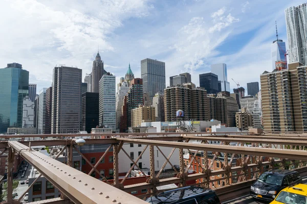 Nézd, a Brooklyn-híd, a belvárosban, a New York-i felhőkarcoló. — Stock Fotó
