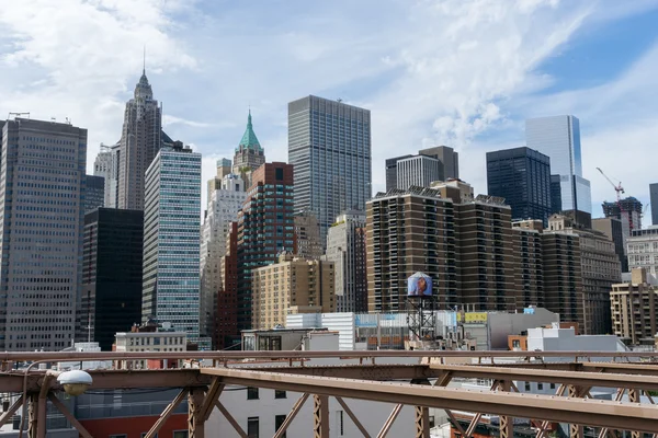 Blick auf Wolkenkratzer von der Brooklyn Bridge, Downtown, New York. — Stockfoto