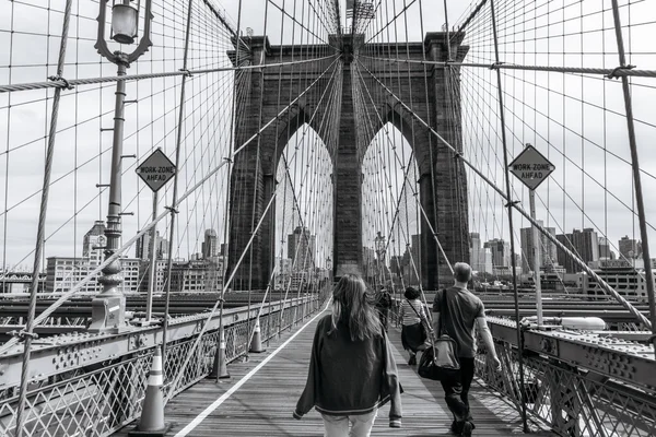 A Brooklyn-híd, New York-i ember — Stock Fotó
