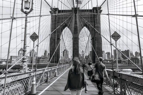 İnsanlar New York'ta Brooklyn Köprüsü üzerinde
