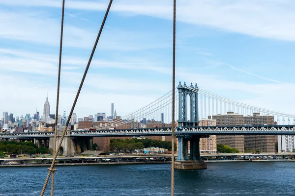 A Brooklyn-híd, New York-i Manhattan-híd megtekintése. — Stock Fotó