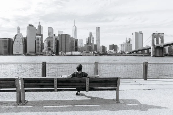 Az ember ül, és csodálja meg a belvárosi New York-i. — Stock Fotó