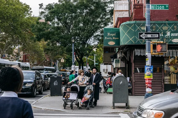 Judiska hassidic par korsa gatan. — Stockfoto