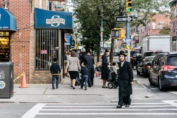 Judiska hassidic man korsar gatan. — Stockfoto