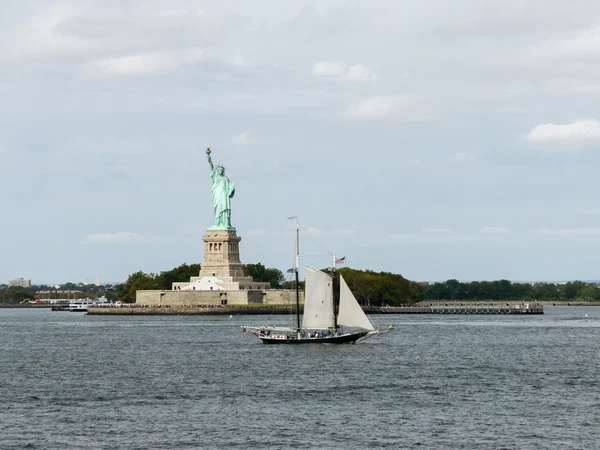 A Estátua da Liberdade com o shi de vela — Fotografia de Stock