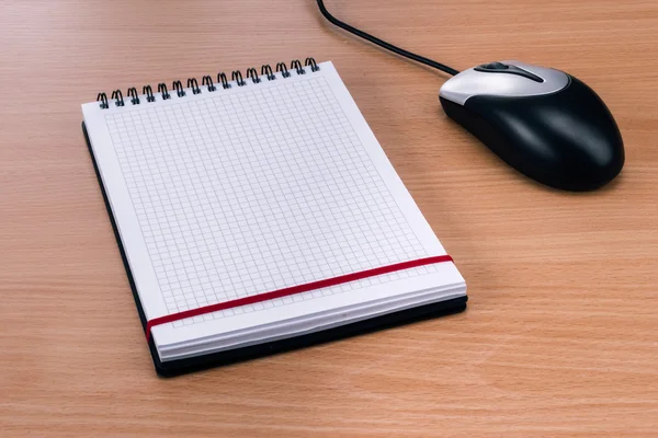 Cuaderno espiral en blanco y ratón de computadora — Foto de Stock