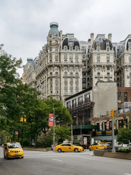 L'edificio Ansonia e il taxi sulla strada — Foto Stock