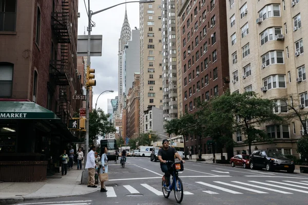 Gul taxi och människor på gatan i New York. — Stockfoto