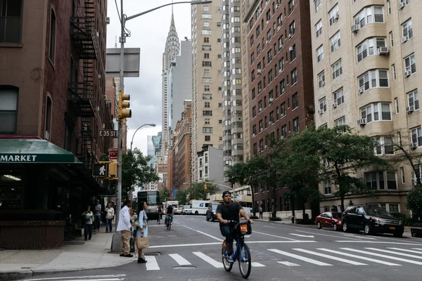 Sarı taksi ve bir New York sokakta insanlar.