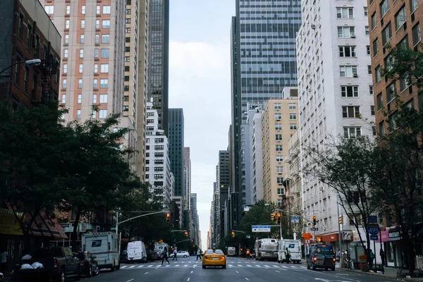 Táxi amarelo e pessoas na rua de Nova York . — Fotografia de Stock