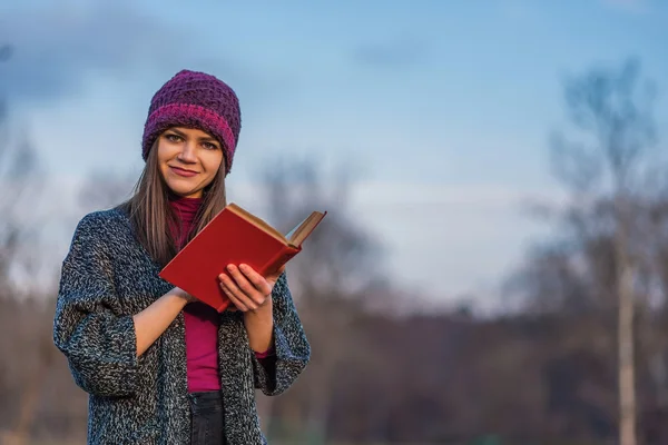 Kırmızı kapaklı kitap açıldı.